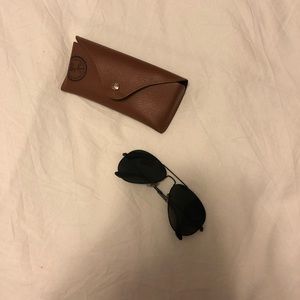 Black ray ban aviators. Polarized